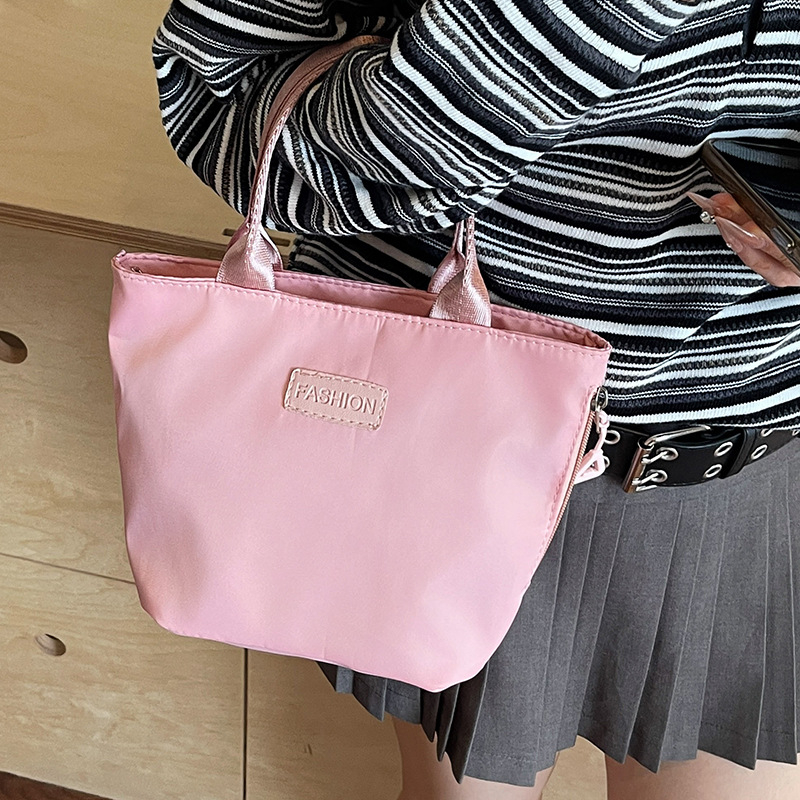 Crossbody torba, uspravnog kvadratnog oblika, zatvarač, Oxford materijal, unutarnja džep