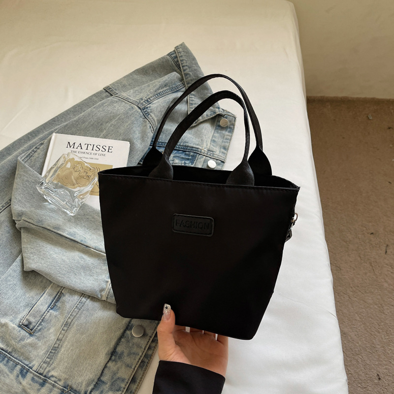 Crossbody torba, uspravnog kvadratnog oblika, zatvarač, Oxford materijal, unutarnja džep