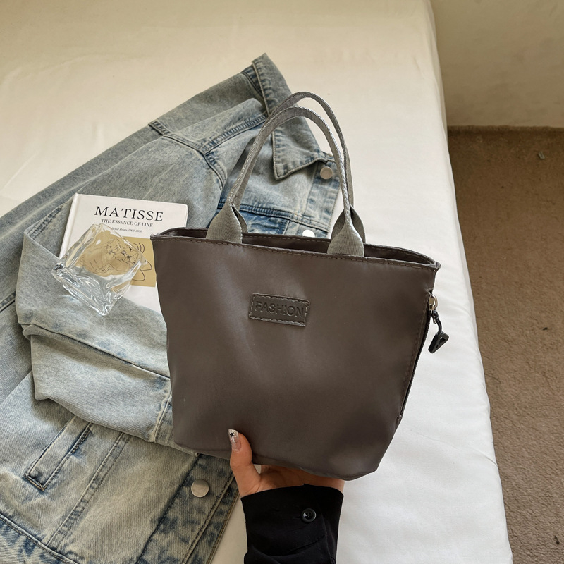 Crossbody torba, uspravnog kvadratnog oblika, zatvarač, Oxford materijal, unutarnja džep