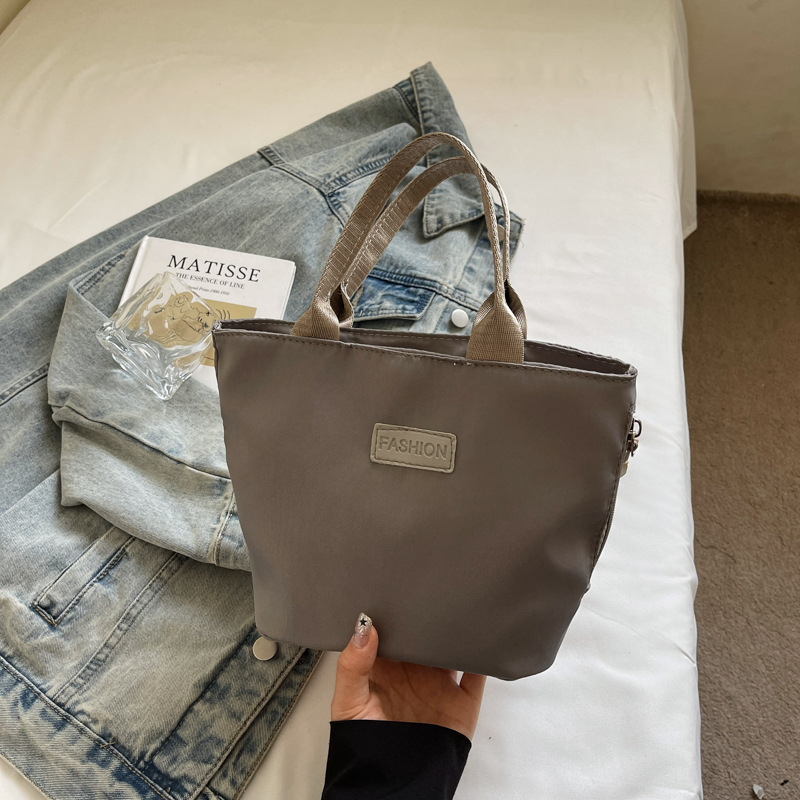 Crossbody torba, uspravnog kvadratnog oblika, zatvarač, Oxford materijal, unutarnja džep