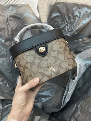 Monogram doboz táska hengeres formával, PVC anyag, záras nyitás, belső zseb telefon számára, egy vállpánt