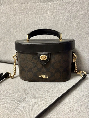 Monogram doboz táska hengeres formával, PVC anyag, záras nyitás, belső zseb telefon számára, egy vállpánt