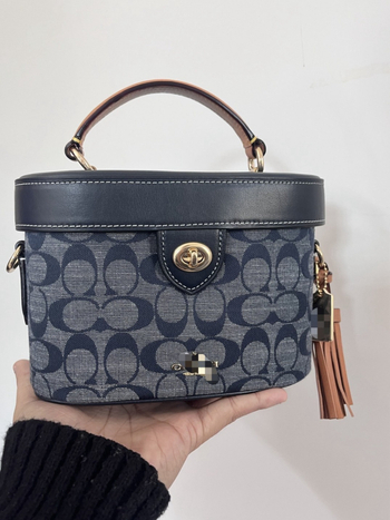 Monogram doboz táska hengeres formával, PVC anyag, záras nyitás, belső zseb telefon számára, egy vállpánt