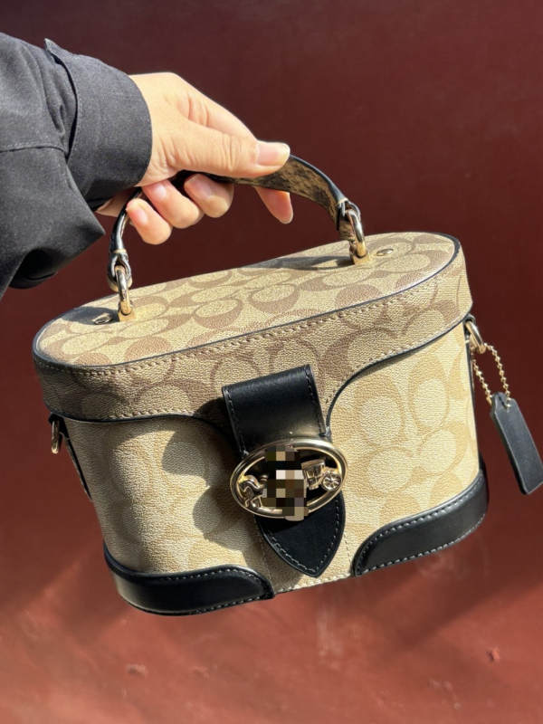 Monogram doboz táska hengeres formával, PVC anyag, záras nyitás, belső zseb telefon számára, egy vállpánt