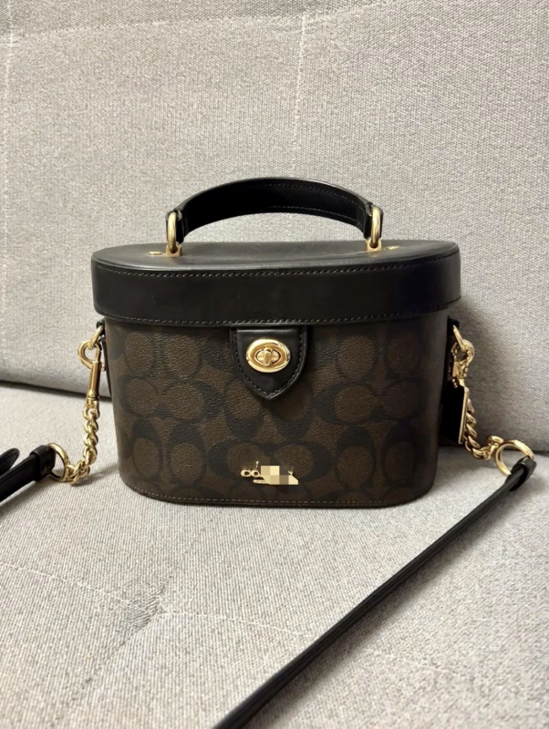 Monogram doboz táska hengeres formával, PVC anyag, záras nyitás, belső zseb telefon számára, egy vállpánt