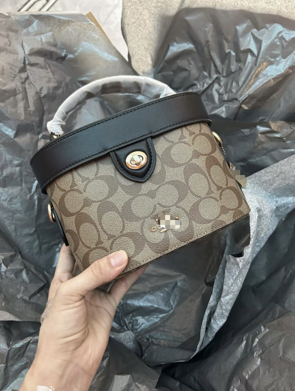 Monogram doboz táska hengeres formával, PVC anyag, záras nyitás, belső zseb telefon számára, egy vállpánt