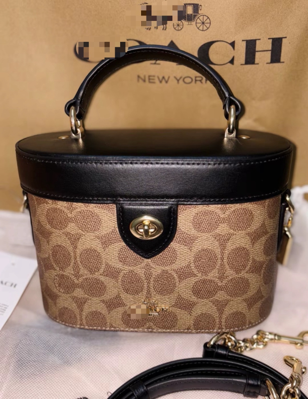 Monogram doboz táska hengeres formával, PVC anyag, záras nyitás, belső zseb telefon számára, egy vállpánt