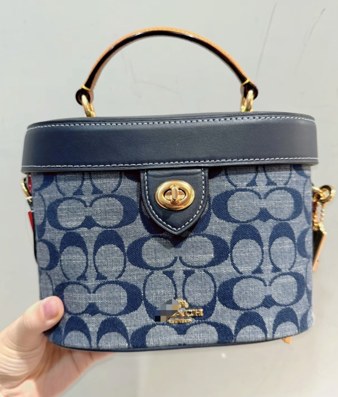 Monogram doboz táska hengeres formával, PVC anyag, záras nyitás, belső zseb telefon számára, egy vállpánt