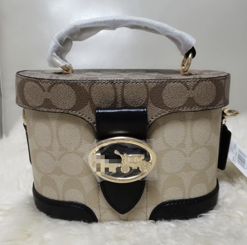 Monogram doboz táska hengeres formával, PVC anyag, záras nyitás, belső zseb telefon számára, egy vállpánt