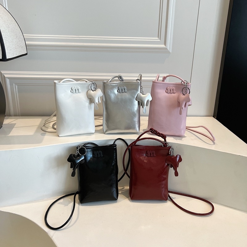 Ženska PU crossbody torba – vertikalno kvadratnog oblika, magnetska kopča, poliester podstava, džep za mobitel, proljeće 2025