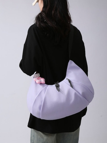 Crossbody torba u obliku dumplinga, plisirana, najlon materijal, zatvarač, unutarnji džepovi: džep sa zatvaračem, džep za mobitel, džep za sendvič, najlonska podstava, ulični stil