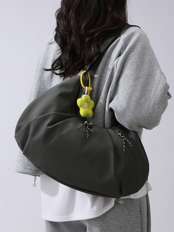 Crossbody torba u obliku dumplinga, plisirana, najlon materijal, zatvarač, unutarnji džepovi: džep sa zatvaračem, džep za mobitel, džep za sendvič, najlonska podstava, ulični stil