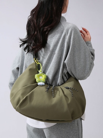 Crossbody torba u obliku dumplinga, plisirana, najlon materijal, zatvarač, unutarnji džepovi: džep sa zatvaračem, džep za mobitel, džep za sendvič, najlonska podstava, ulični stil