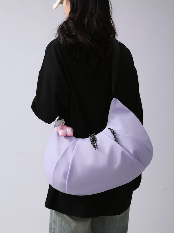 Crossbody torba u obliku dumplinga, plisirana, najlon materijal, zatvarač, unutarnji džepovi: džep sa zatvaračem, džep za mobitel, džep za sendvič, najlonska podstava, ulični stil