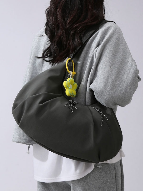 Crossbody torba u obliku dumplinga, plisirana, najlon materijal, zatvarač, unutarnji džepovi: džep sa zatvaračem, džep za mobitel, džep za sendvič, najlonska podstava, ulični stil