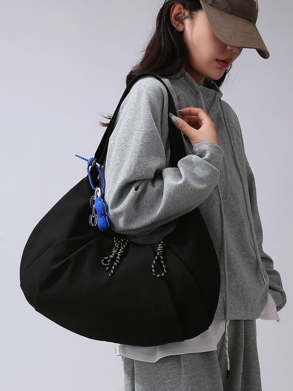 Crossbody torba u obliku dumplinga, plisirana, najlon materijal, zatvarač, unutarnji džepovi: džep sa zatvaračem, džep za mobitel, džep za sendvič, najlonska podstava, ulični stil