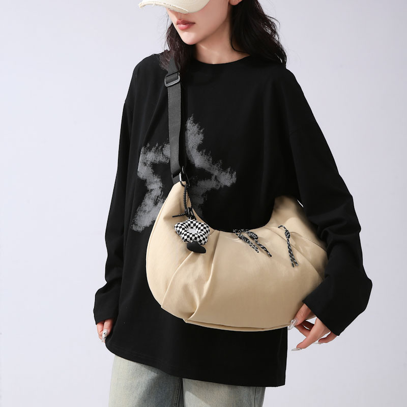 Crossbody torba u obliku dumplinga, plisirana, najlon materijal, zatvarač, unutarnji džepovi: džep sa zatvaračem, džep za mobitel, džep za sendvič, najlonska podstava, ulični stil