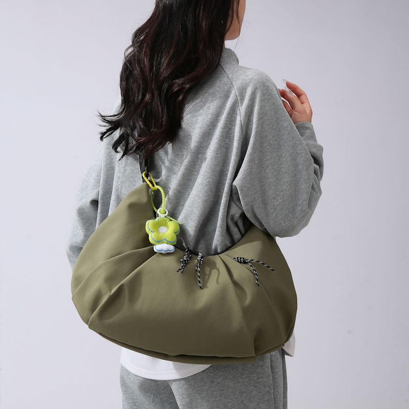 Crossbody torba u obliku dumplinga, plisirana, najlon materijal, zatvarač, unutarnji džepovi: džep sa zatvaračem, džep za mobitel, džep za sendvič, najlonska podstava, ulični stil