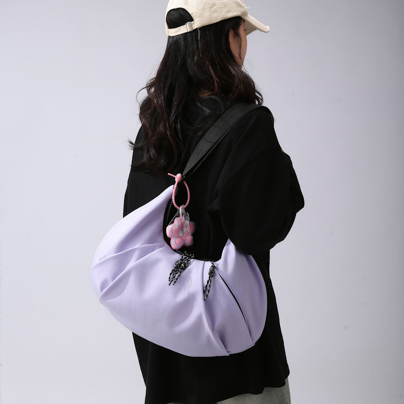 Crossbody torba u obliku dumplinga, plisirana, najlon materijal, zatvarač, unutarnji džepovi: džep sa zatvaračem, džep za mobitel, džep za sendvič, najlonska podstava, ulični stil