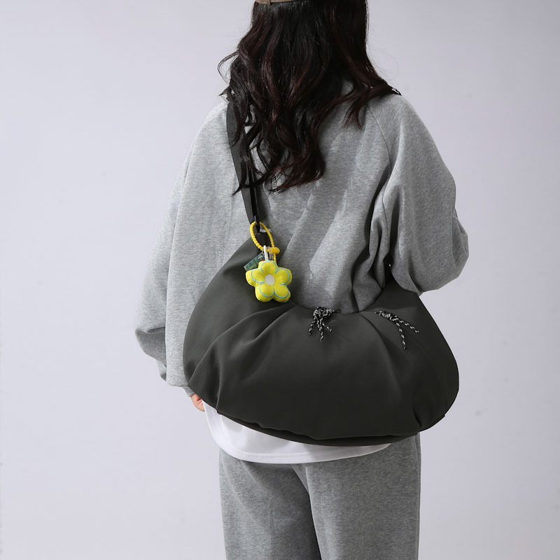 Crossbody torba u obliku dumplinga, plisirana, najlon materijal, zatvarač, unutarnji džepovi: džep sa zatvaračem, džep za mobitel, džep za sendvič, najlonska podstava, ulični stil