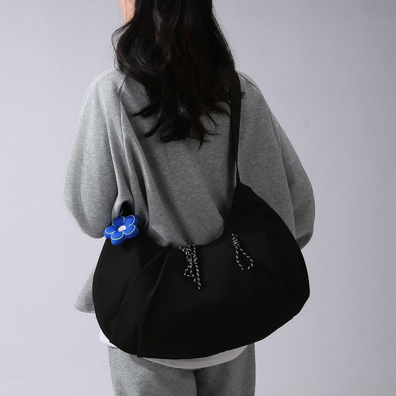 Crossbody torba u obliku dumplinga, plisirana, najlon materijal, zatvarač, unutarnji džepovi: džep sa zatvaračem, džep za mobitel, džep za sendvič, najlonska podstava, ulični stil