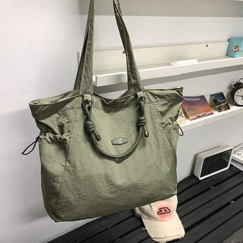 Nylon tote táska cipzárral, téglalap alakú formájú, belső zseb a telefon és személyi igazolvány számára