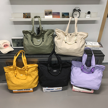 Nylon tote táska cipzárral, téglalap alakú formájú, belső zseb a telefon és személyi igazolvány számára