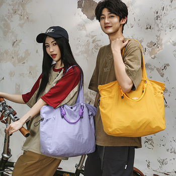 Nylon tote táska cipzárral, téglalap alakú formájú, belső zseb a telefon és személyi igazolvány számára