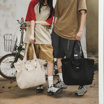 Nylon tote táska cipzárral, téglalap alakú formájú, belső zseb a telefon és személyi igazolvány számára