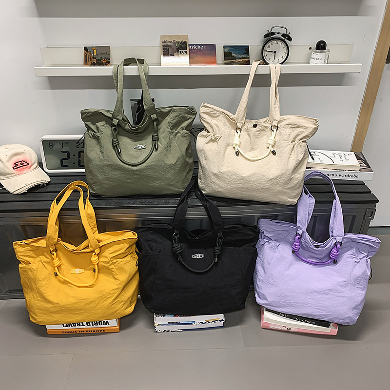 Nylon tote táska cipzárral, téglalap alakú formájú, belső zseb a telefon és személyi igazolvány számára