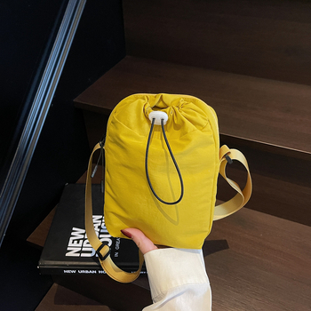 Nylon női válltáska – függőleges négyzet alakú forma, húzózsinóros zárás, telefonzseb, egy vállpánt, városi minimalizmus