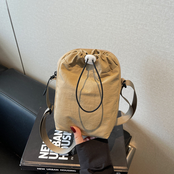 Nylon női válltáska – függőleges négyzet alakú forma, húzózsinóros zárás, telefonzseb, egy vállpánt, városi minimalizmus