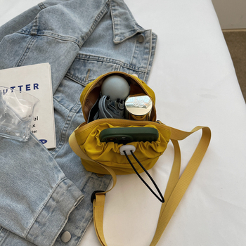 Nylon női válltáska – függőleges négyzet alakú forma, húzózsinóros zárás, telefonzseb, egy vállpánt, városi minimalizmus