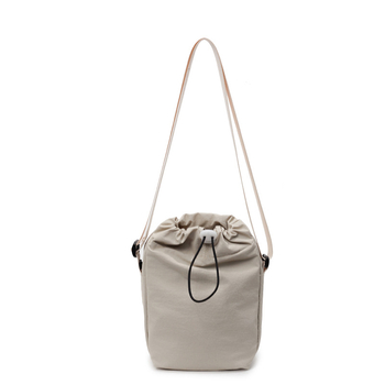 Nylon női válltáska – függőleges négyzet alakú forma, húzózsinóros zárás, telefonzseb, egy vállpánt, városi minimalizmus