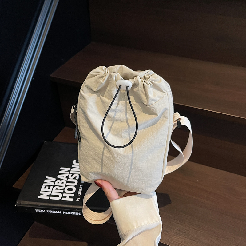 Nylon női válltáska – függőleges négyzet alakú forma, húzózsinóros zárás, telefonzseb, egy vállpánt, városi minimalizmus