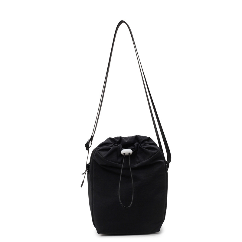 Nylon női válltáska – függőleges négyzet alakú forma, húzózsinóros zárás, telefonzseb, egy vállpánt, városi minimalizmus