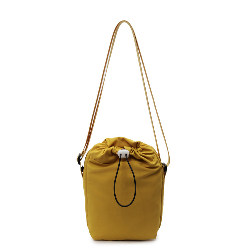 Nylon női válltáska – függőleges négyzet alakú forma, húzózsinóros zárás, telefonzseb, egy vállpánt, városi minimalizmus