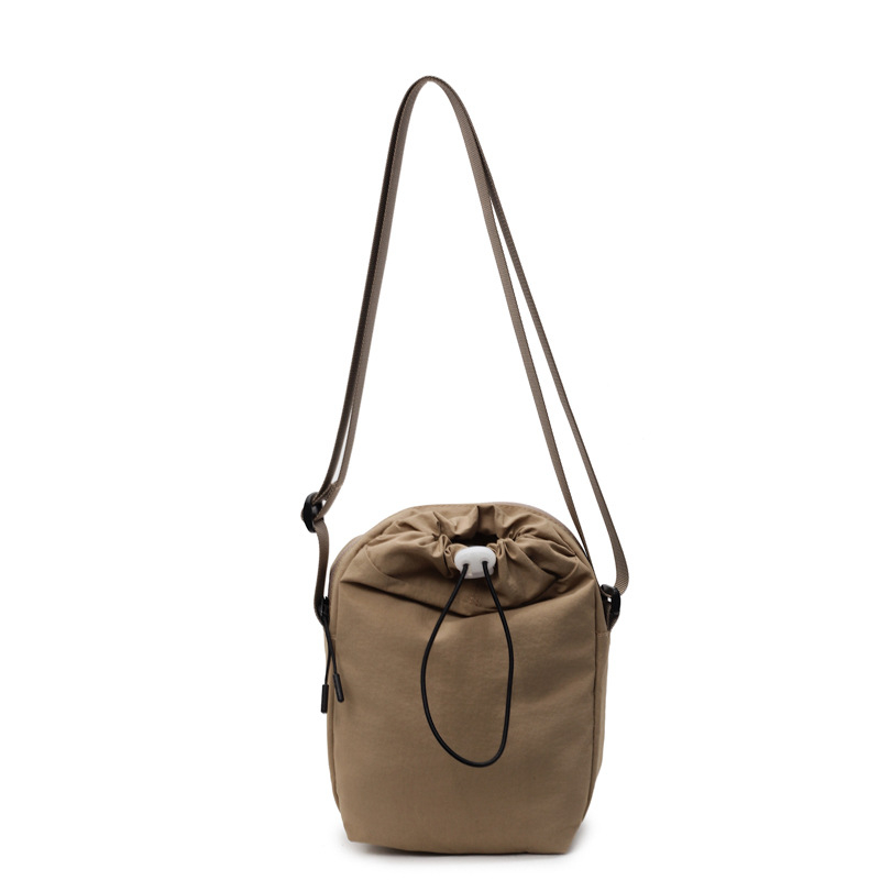 Nylon női válltáska – függőleges négyzet alakú forma, húzózsinóros zárás, telefonzseb, egy vállpánt, városi minimalizmus