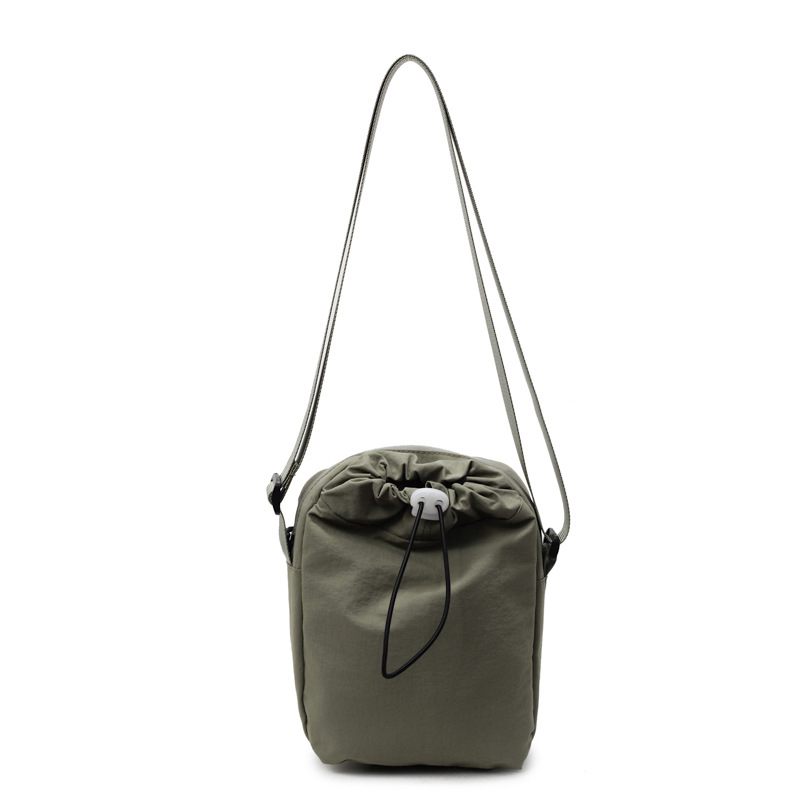 Nylon női válltáska – függőleges négyzet alakú forma, húzózsinóros zárás, telefonzseb, egy vállpánt, városi minimalizmus