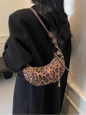 Dumpling alakú crossbody táska PU anyagból, cipzáras nyitás, belső telefontartó, poliészter bélés, egyszemélyes vállpánt (PU; dumpling forma; cipzár; telefontartó; poliészter)