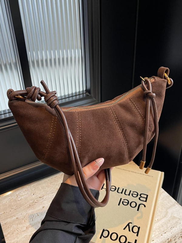 Dumpling alakú crossbody táska PU anyagból, cipzáras nyitás, belső telefontartó, poliészter bélés, egyszemélyes vállpánt (PU; dumpling forma; cipzár; telefontartó; poliészter)