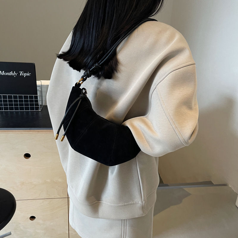 Dumpling alakú crossbody táska PU anyagból, cipzáras nyitás, belső telefontartó, poliészter bélés, egyszemélyes vállpánt (PU; dumpling forma; cipzár; telefontartó; poliészter)