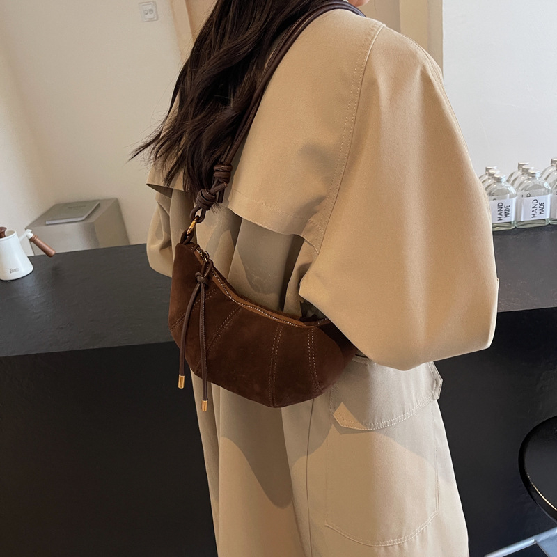 Dumpling alakú crossbody táska PU anyagból, cipzáras nyitás, belső telefontartó, poliészter bélés, egyszemélyes vállpánt (PU; dumpling forma; cipzár; telefontartó; poliészter)