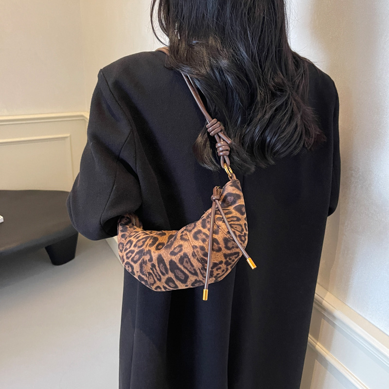 Dumpling alakú crossbody táska PU anyagból, cipzáras nyitás, belső telefontartó, poliészter bélés, egyszemélyes vállpánt (PU; dumpling forma; cipzár; telefontartó; poliészter)