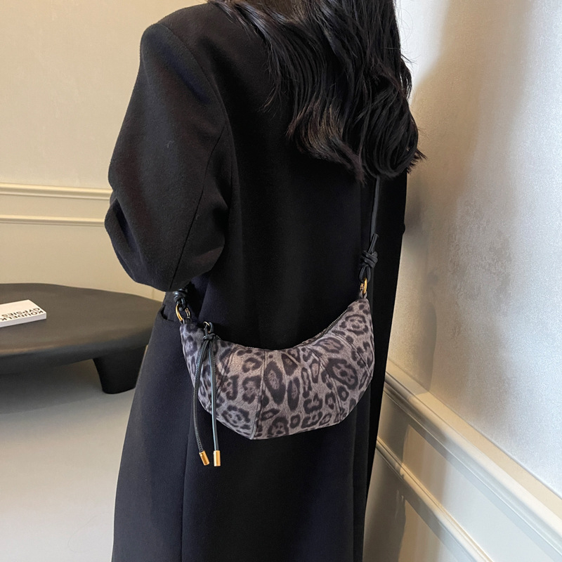 Dumpling alakú crossbody táska PU anyagból, cipzáras nyitás, belső telefontartó, poliészter bélés, egyszemélyes vállpánt (PU; dumpling forma; cipzár; telefontartó; poliészter)