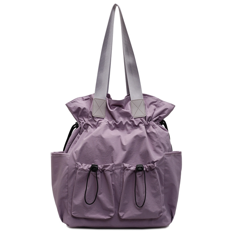 Najlon dama torba, tip kofera s naborima, zatvaranje šnuralom, unutarnji džepovi, dvostruke naramenice