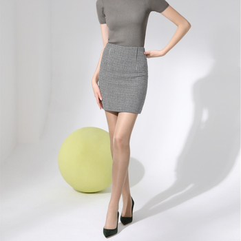 Nylon harisnya fenékemeléssel, formázó hatás, láthatatlan a ruhák alatt, lábakkal