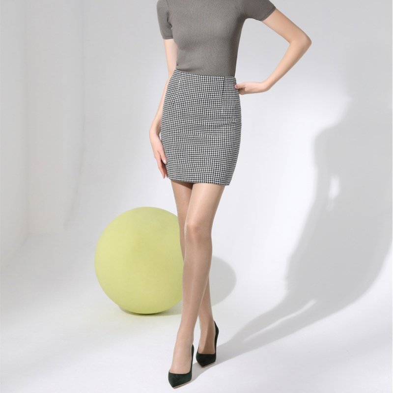 Nylon harisnya fenékemeléssel, formázó hatás, láthatatlan a ruhák alatt, lábakkal