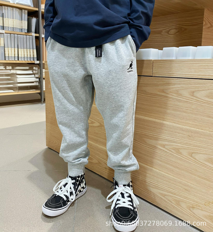 Gyerekeknek készült sportnadrág 100% pamutból, fleece béléssel, laza szabás, kenguru zseb.