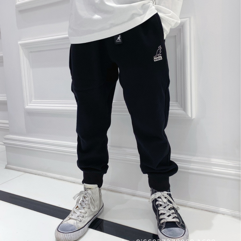 Gyerekeknek készült sportnadrág 100% pamutból, fleece béléssel, laza szabás, kenguru zseb.